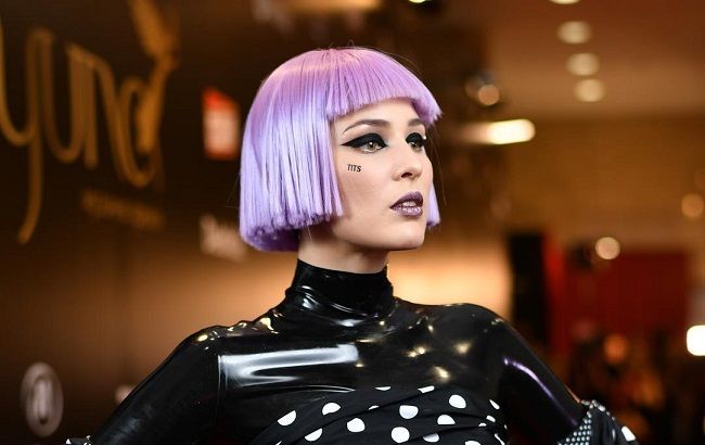 Дерзкая школьница: MARUV засветилась в мини-сарафане и ботфортах (видео)