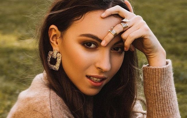 Може утримувати сім'ю: стало відомо, скільки заробляє 14-річна дочка Олі Полякової на блозі