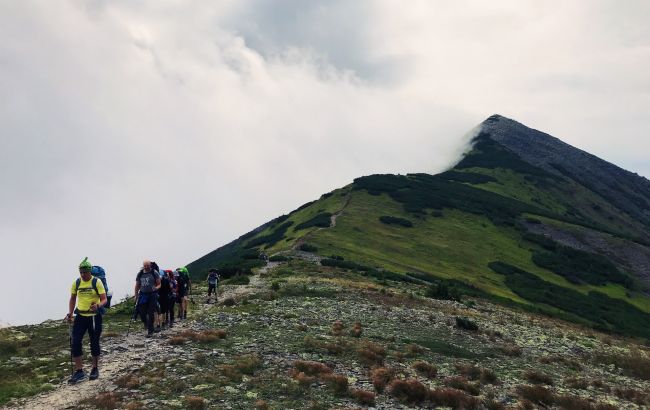 На Говерлі яблуку ніде впасти. Який попит на екскурсії у гори у серпні цього року