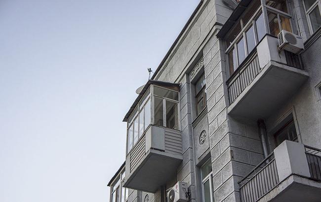 В Днепре демонтируют остекленные балконы и лоджии с исторических зданий