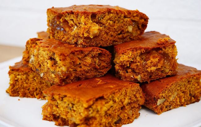 Без яиц и на минеральной воде: рецепт необычного заливного пирога с вареньем