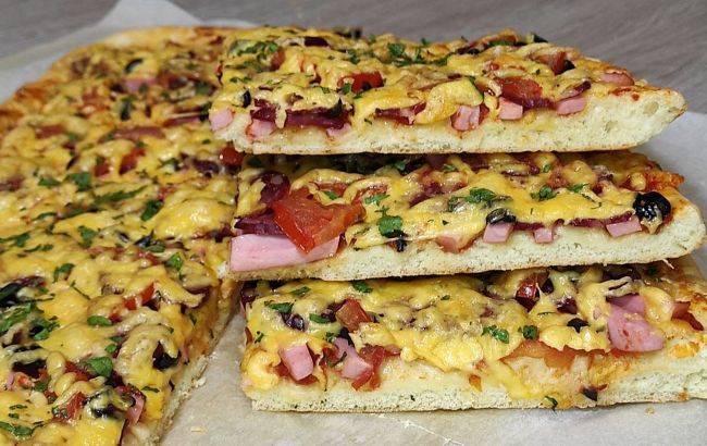 Найпростіша піца на рідкому тісті: відмінно заощадить час та продукти