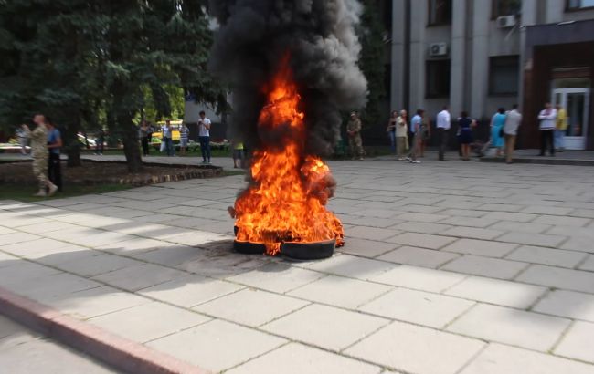 В Виннице под облсоветом активисты зажгли шины