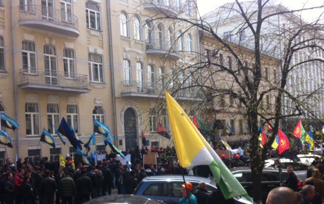 Под АПУ остается около 500 митингующих шахтеров