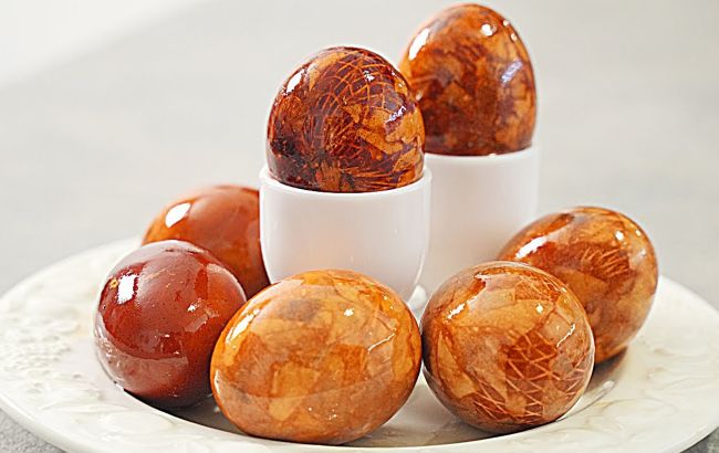 Незвичний спосіб пофарбувати яйця простим лушпинням. Результат здивує всіх