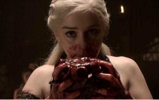 Гра престолів: Емілія Кларк поділилася, що сцена, в якій вона їсть кінське серце, була такою ж брудною, як і здавалася