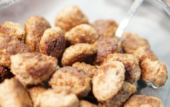 Названы правильные пропорции хлеба и лука для сочных котлет: запомните их!