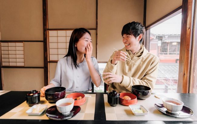 Як не зганьбитися за столом у різних країнах: 8 незвичних правил