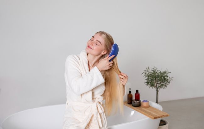 Чи можна спати із мокрим волоссям? Експерт розповіла про наслідки такої звички