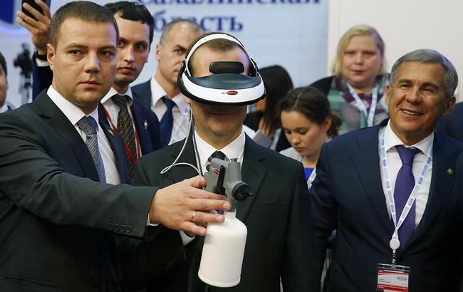 Медведева наградили в Китае российским шлемом виртуальной реальности