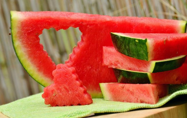 Усилит влечение и поможет волосам: названа неизвестная польза арбуза