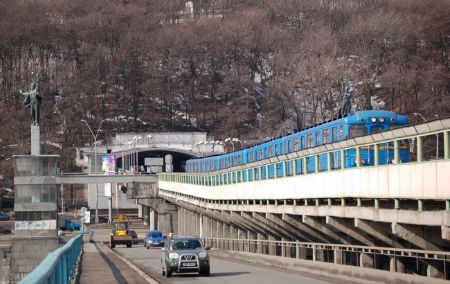 В Киеве в конце недели ограничат движение по мосту Метро