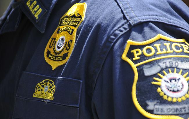 В США пассажирский поезд упал с моста на шоссе, есть жертвы