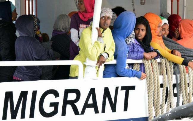 Єврокомісія погрожує санкціями країнам, які відмовляються приймати біженців