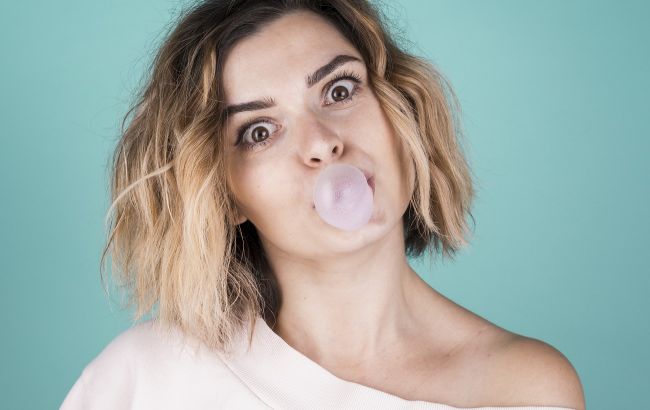 Чи можна жувати жуйку на голодний шлунок: що кажуть лікарі