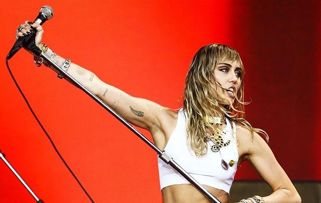 Известная певица чуть не погибла в авиакатастрофе: все подробности