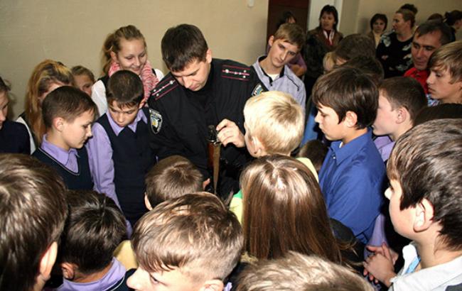 В Артемовске школьник ранил одноклассника из пневматического оружия