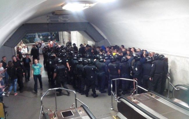 В Киеве на "Арсенальной" милиция разогнала группу агрессивной молодежи