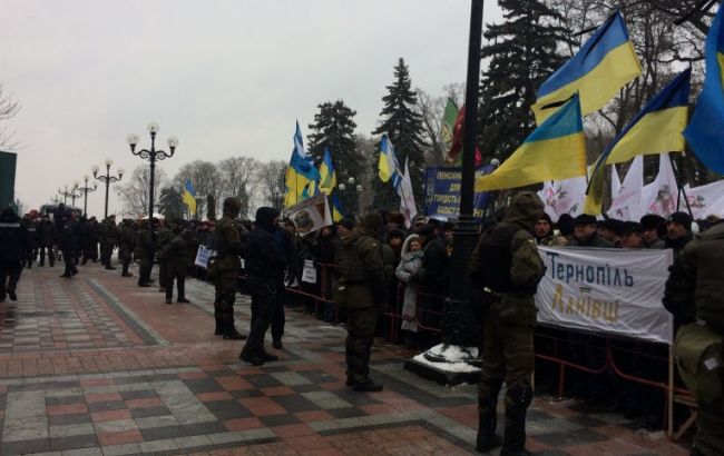 Митинг под Радой: протестующие требуют повышения пенсий и стипендий