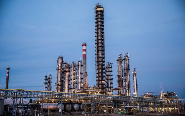 Пожежі та вибухи сталися одразу на двох НПЗ у Європі, пов'язаних з Росією