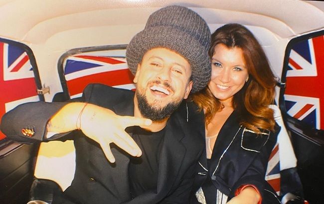 Наши котики в восторге: MONATIK с женой показали, как приобщают детей к искусству