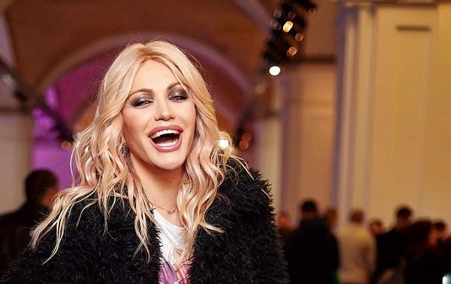 Травести-дива Монро похвасталась впечатляющей растяжкой в Испании