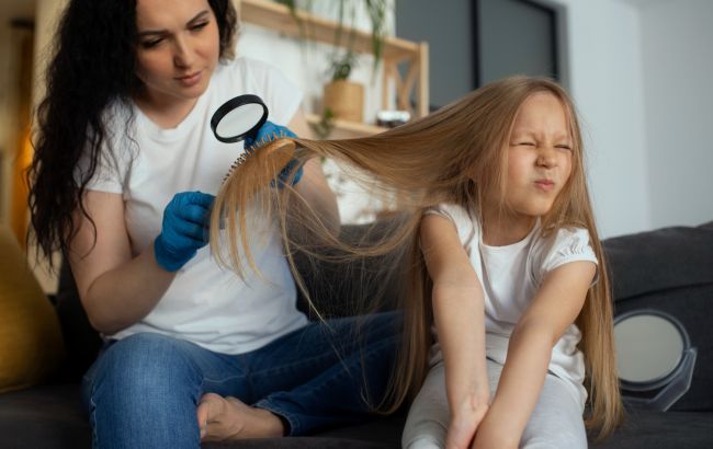 Цепляются независимо от состояния волос: как эффективно избавиться от вшей у детей