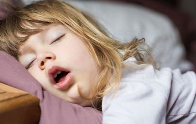 Чому дитина дихає ротом і чим це небезпечно: неонатолог пояснила, коли бити на сполох