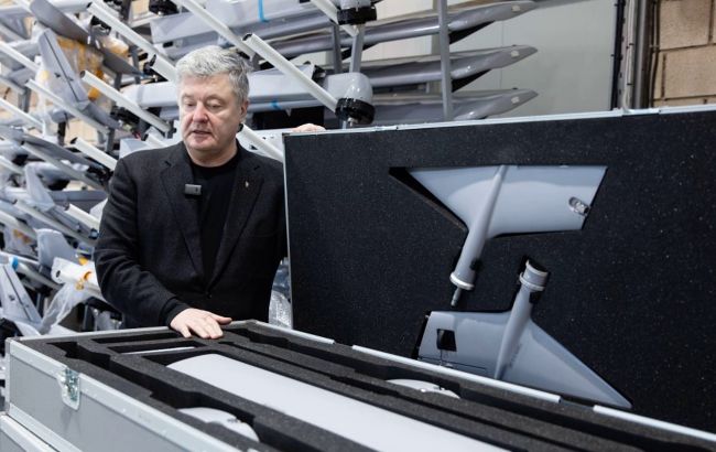 Порошенко показав, як 406-а артбригада з допомогою БПЛА нищить російську техніку