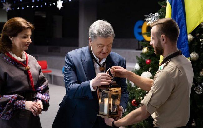 Петр и Марина Порошенко встретились с представителями скаутской организации и приняли у них Вифлеемский огонь мира