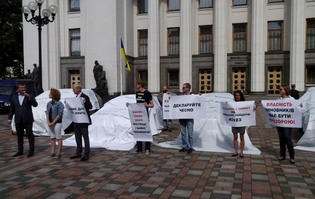 Под Радой требуют на этой неделе открыть реестры владельцев недвижимости и авто