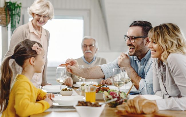 Чому не можна сидіти на куті столу: цієї прикмети варто дотримуватись