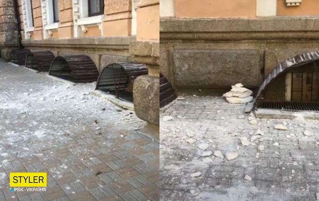 В Одессе на туриста обрушился кусок фасада дома: у мужчины рассечение головы (видео)