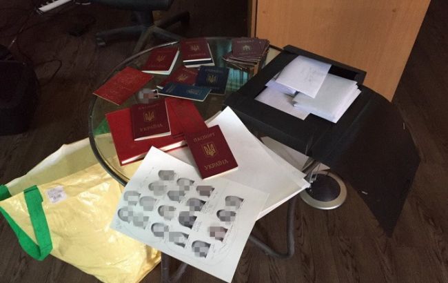 СБУ в Киеве задержала группу мошенников за подделку загранпаспортов