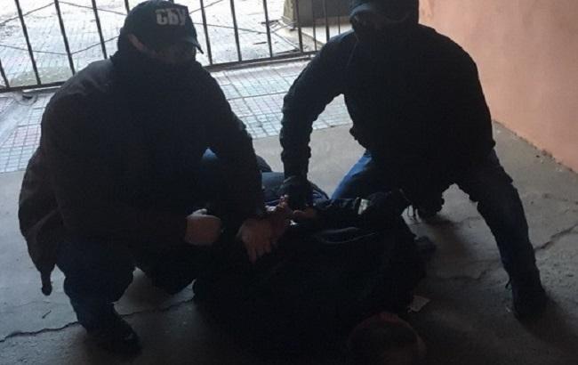В Киеве СБУ задержала на взятке чиновника Государственной миграционной службы