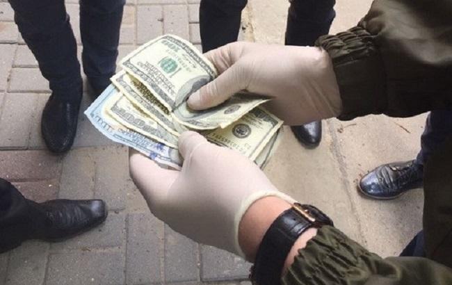 СБУ задержала на взятке начальника отдела Черновицкого горсовета