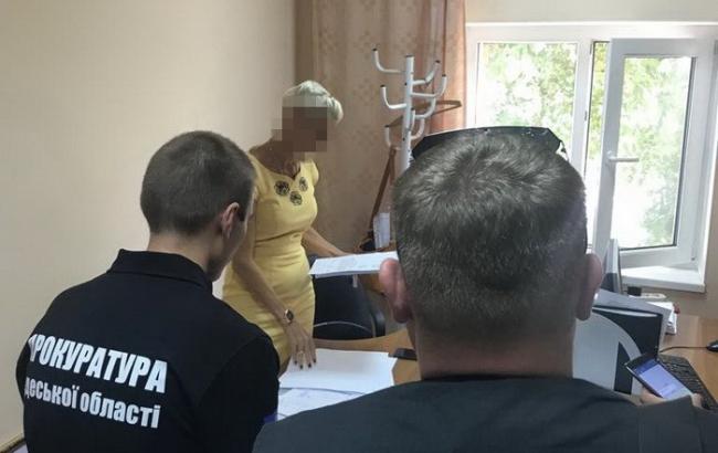 В Одессе задержали на взятке чиновницу горсовета