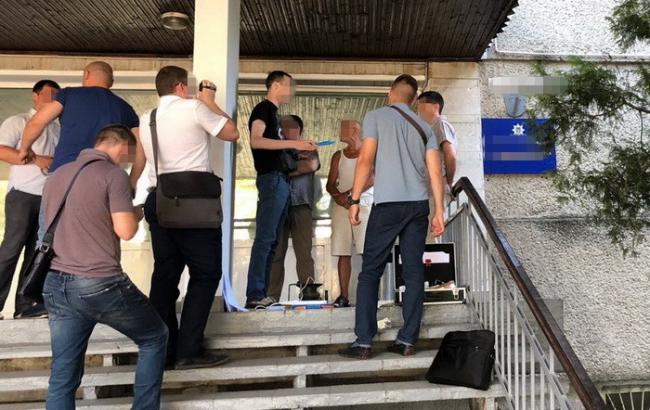 Во Львове задержали на взятке подполковника полиции