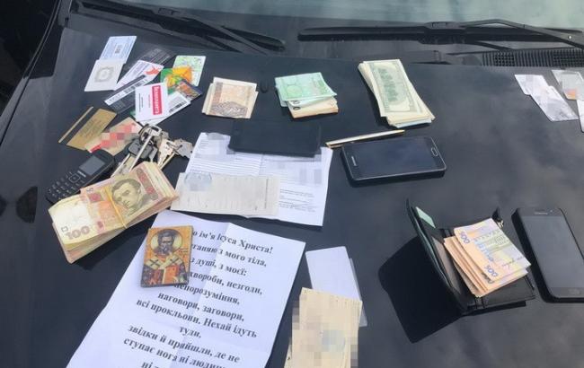 Во Львовской области задержали на взятке трех таможенников