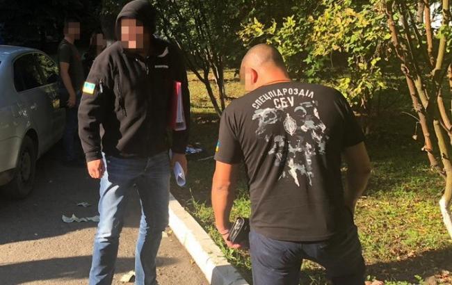 Посадовця Одеської митниці затримали на хабарі у 3 тис. доларів