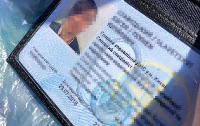 В Киеве задержали на взятке чиновника миграционной службы