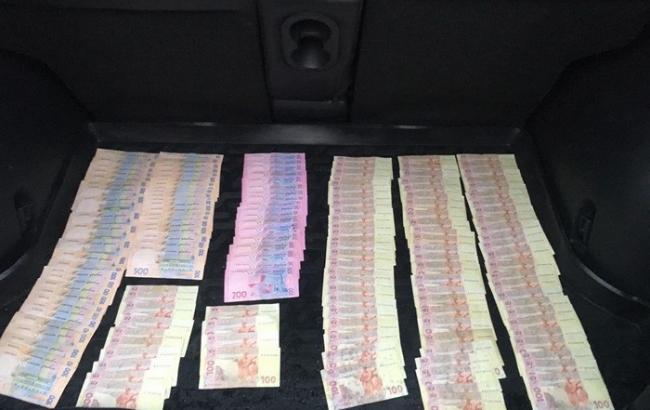 В Черниговской области задержали на взятке чиновника государственной исполнительной службы