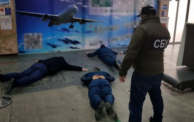 В аэропорту Херсона разоблачили таможенников на систематических взятках