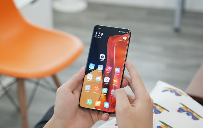 В сети появились первые живые фото Xiaomi 14 Ultra с камерой-монстром