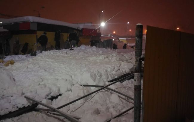 В Харькове в результате разрушения торгового павильона пострадали 4 человека