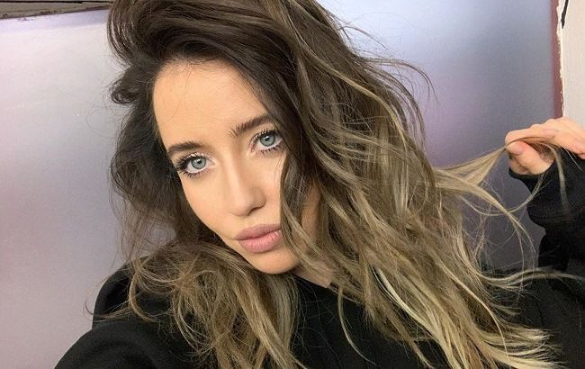 Надя Дорофєєва в кокетливому топі на одне плече підкорила трендовим луком на весну-2020