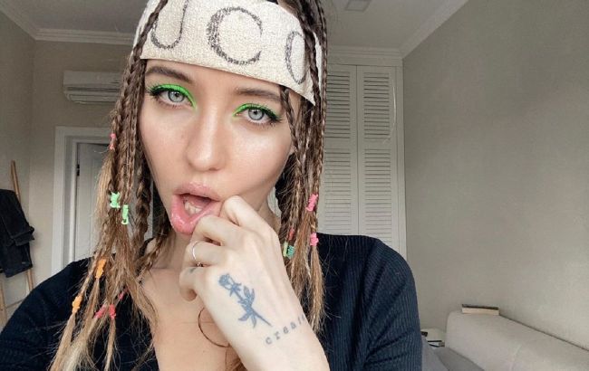 Надя Дорофєєва в мікро-шортах з леопардовим принтом показала спокусливі вигини