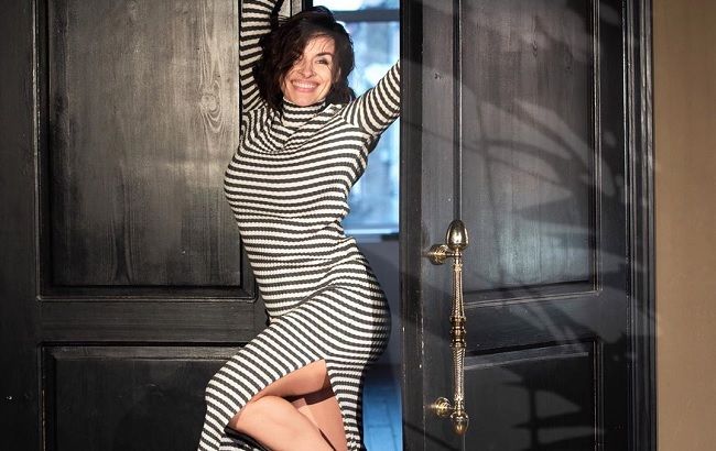 Черный лебедь: гибкая экс-"ВИА Гра" ошеломила вертикальным шпагатом