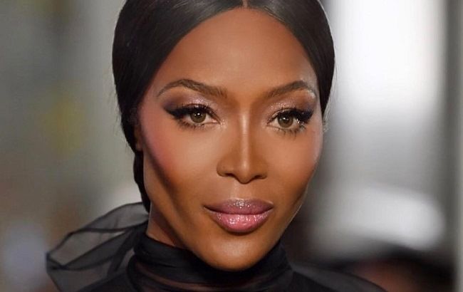 Черно-белый лебедь: 48-летняя Наоми Кэмпбелл поразила стильным образом на показе Valentino