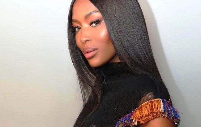 Просто и стильно: 49-летняя Наоми Кэмпбелл подчеркнула стройную фигуру ярким летним нарядом